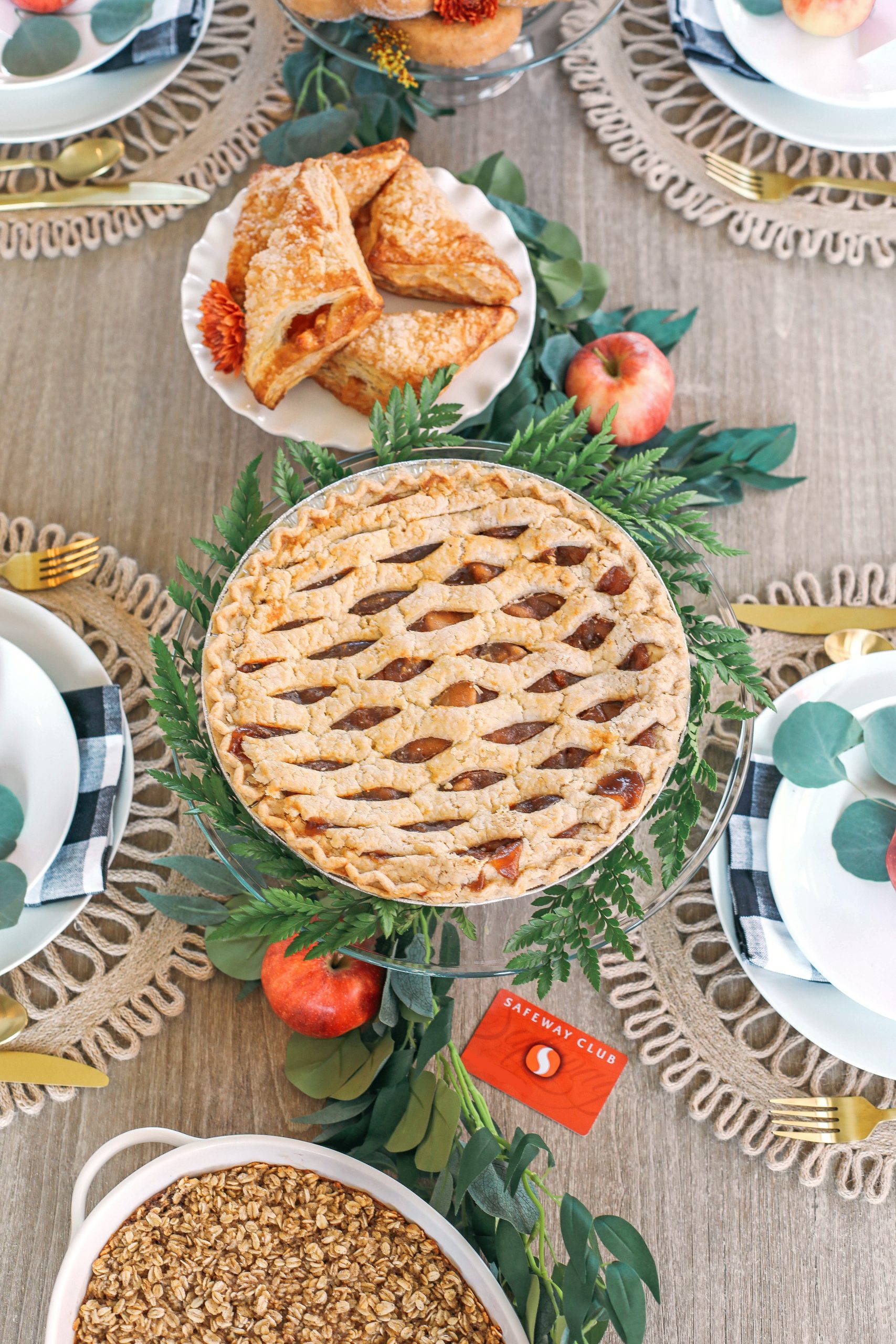 Whether hosting family this holiday or throwing together a quick brunch, here are some fun tips for creating a beautiful fall-inspired table!