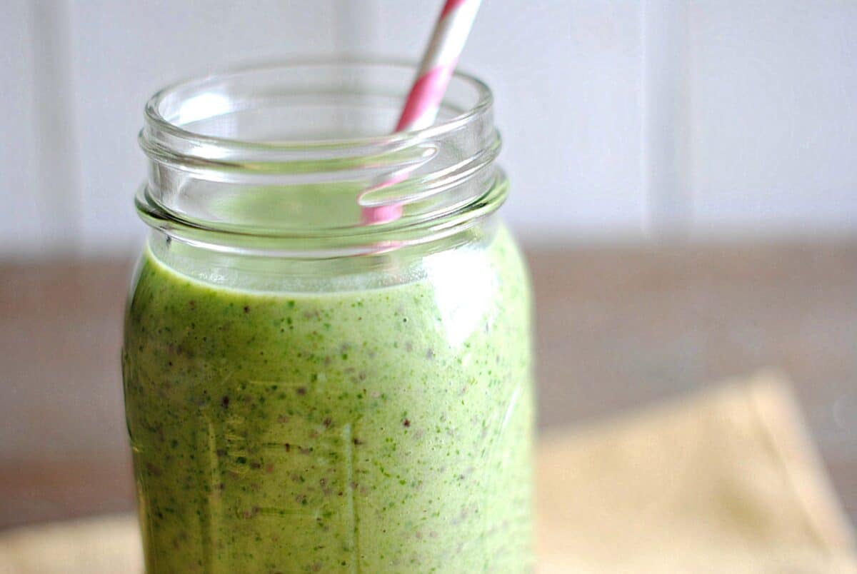 Kiwi, Pineapple & Chia Seed Smoothie