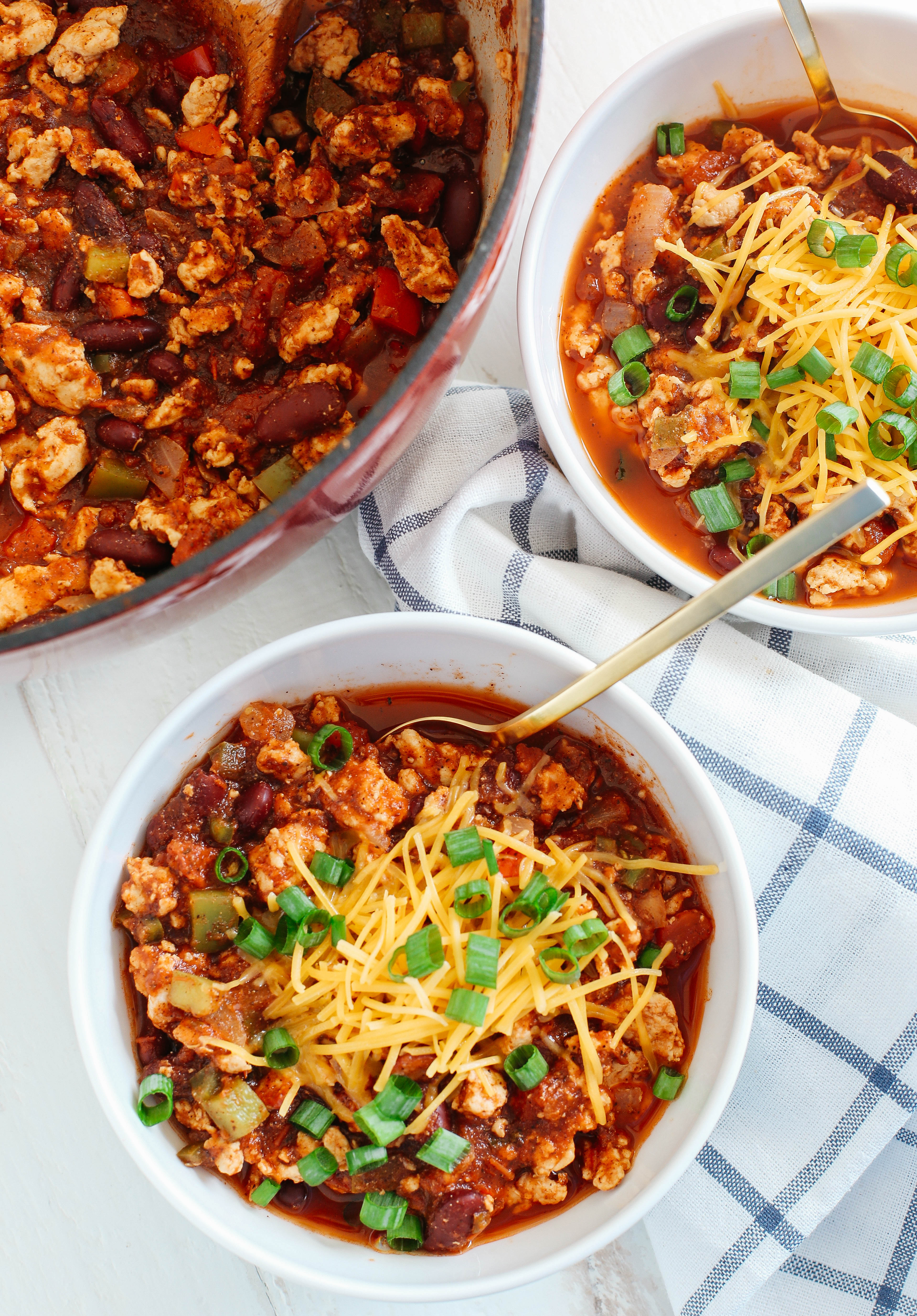 The BEST Turkey Chili recipe full of fresh veggies, lean turkey and tons of delicious flavor! Perfect for tailgates, meal prep and weekly dinners!