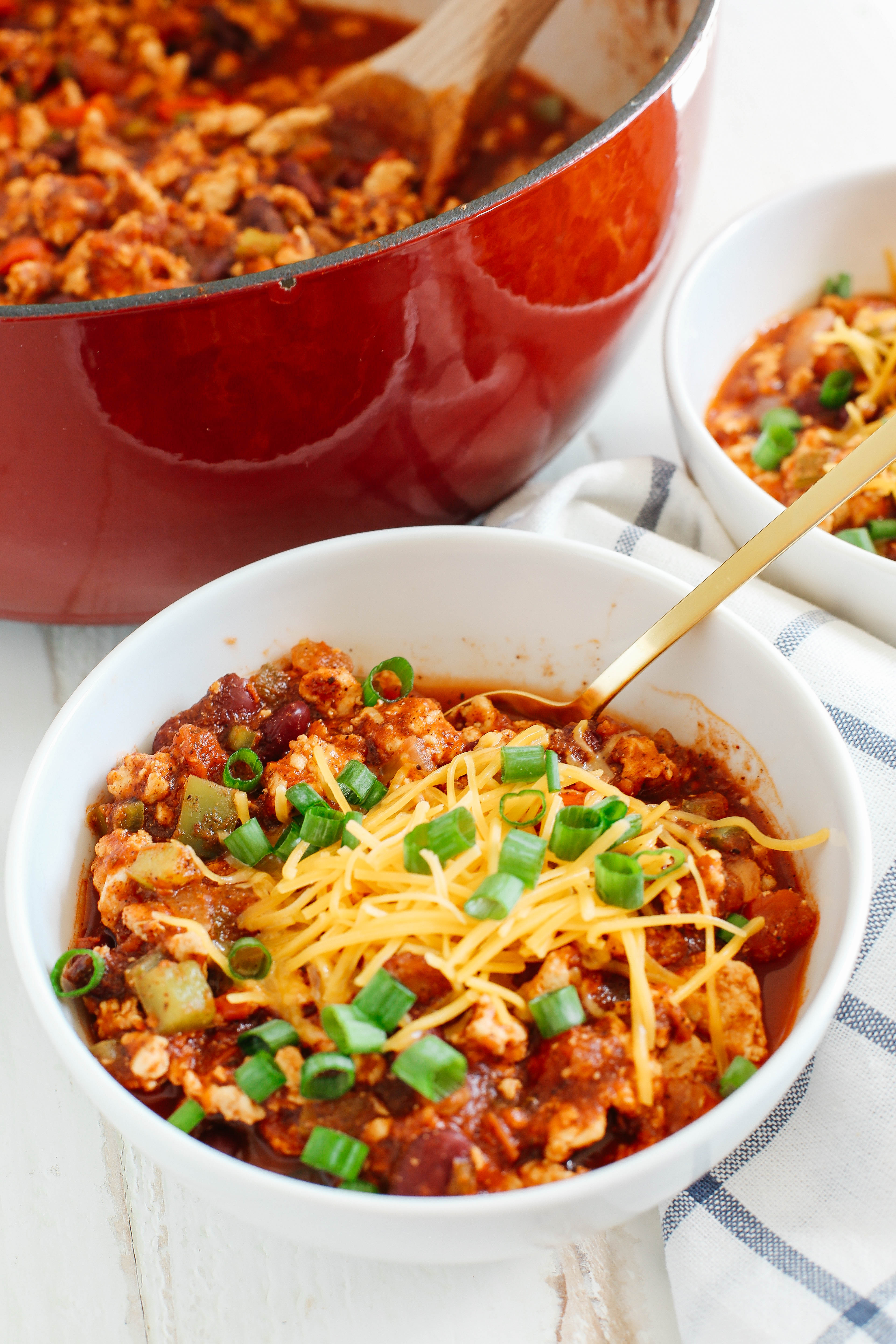 The BEST Turkey Chili recipe full of fresh veggies, lean turkey and tons of delicious flavor! Perfect for tailgates, meal prep and weekly dinners!