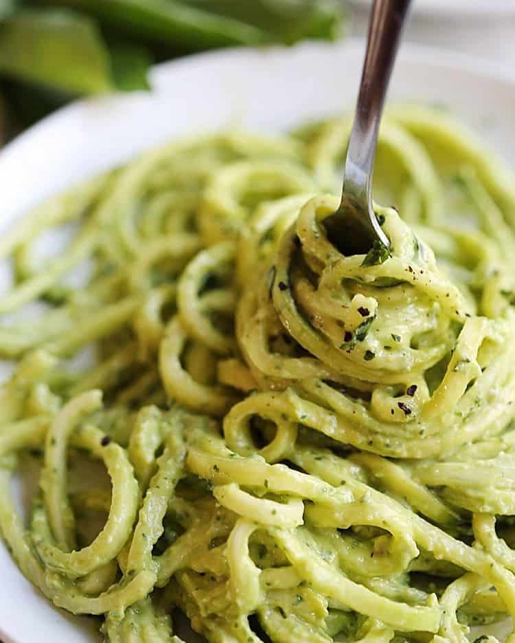 Nouilles de courgette au pesto d'avocat