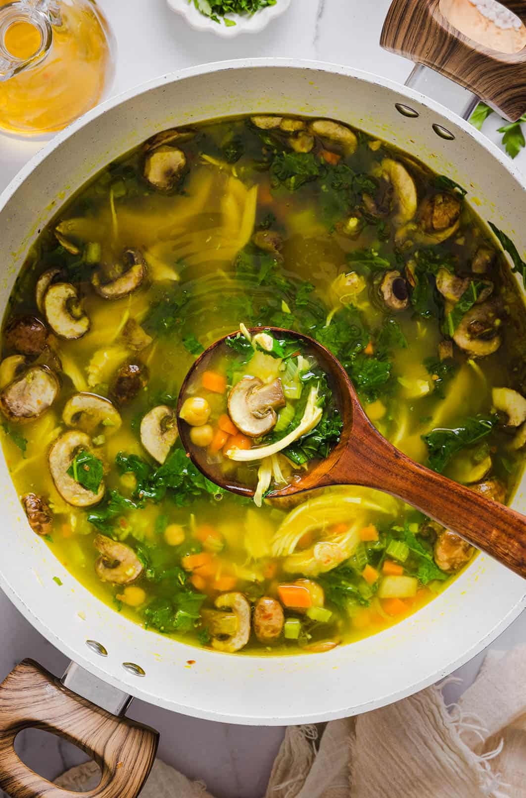 Soupe de poulet détox booster d'immunité