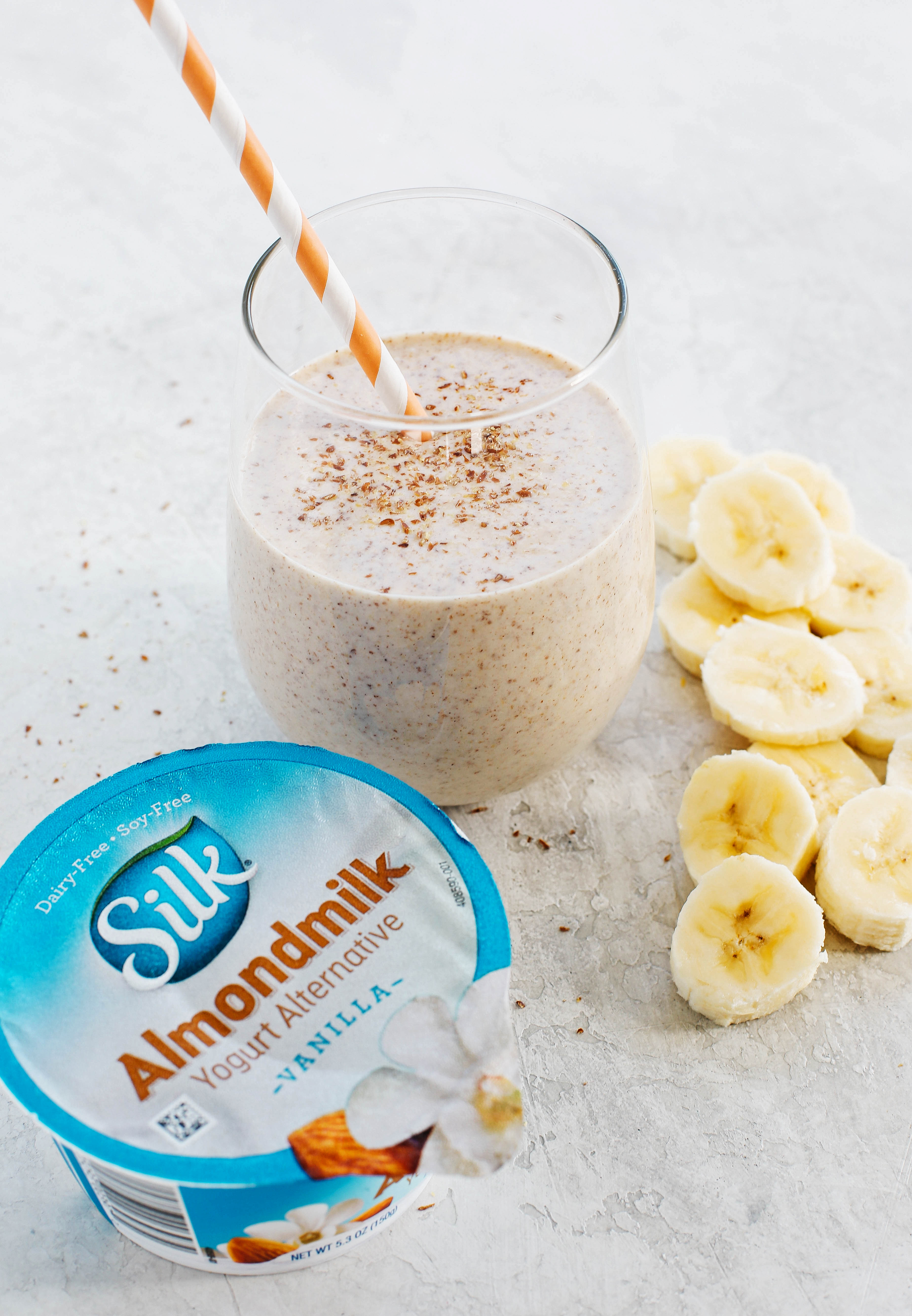 Start your morning off with this thick and creamy Banana Oat Breakfast Smoothie that is healthy, delicious and super quick to make! #dairyfree #vegan
