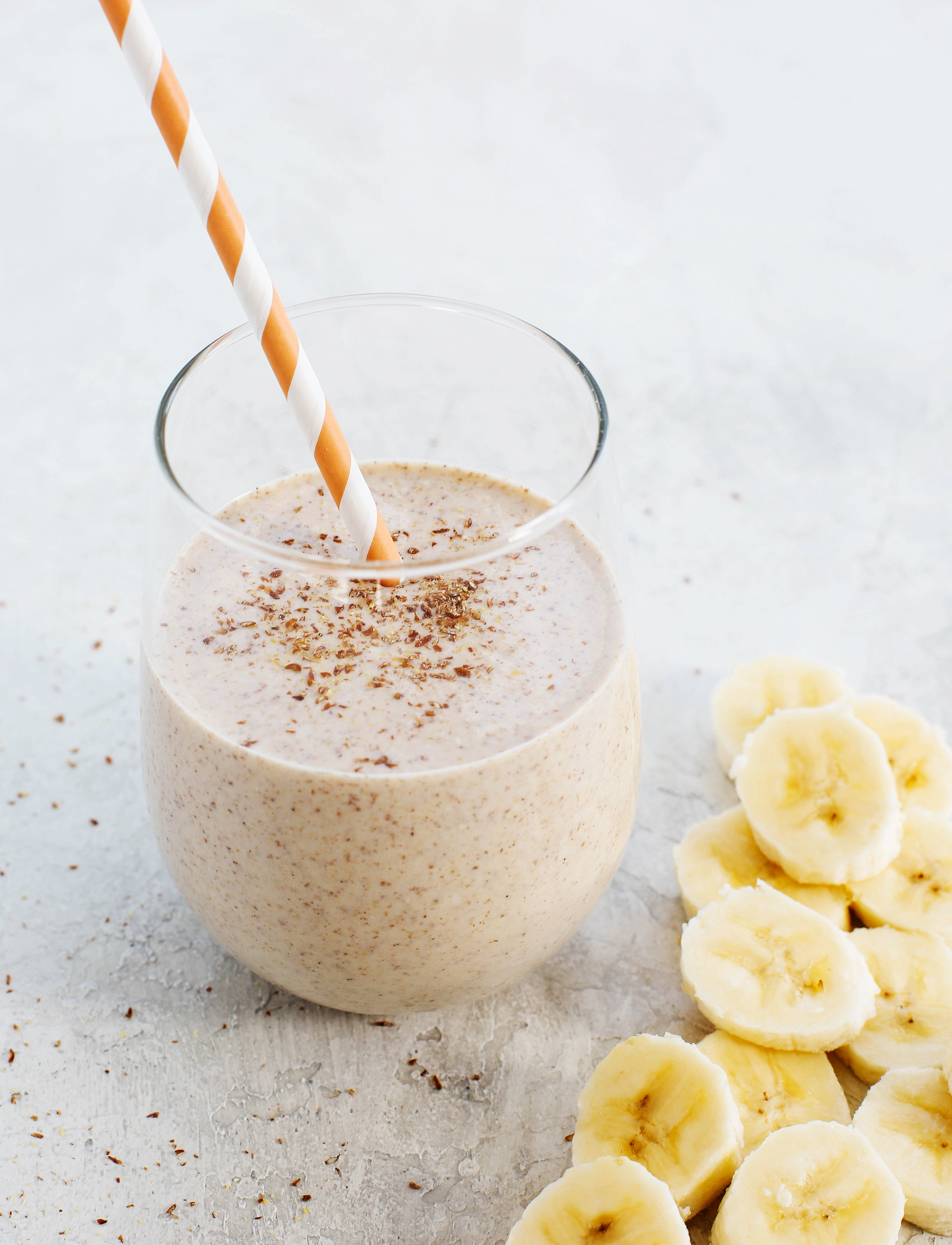 Start your morning off with this thick and creamy Banana Oat Breakfast Smoothie that is healthy, delicious and super quick to make! #dairyfree #vegan