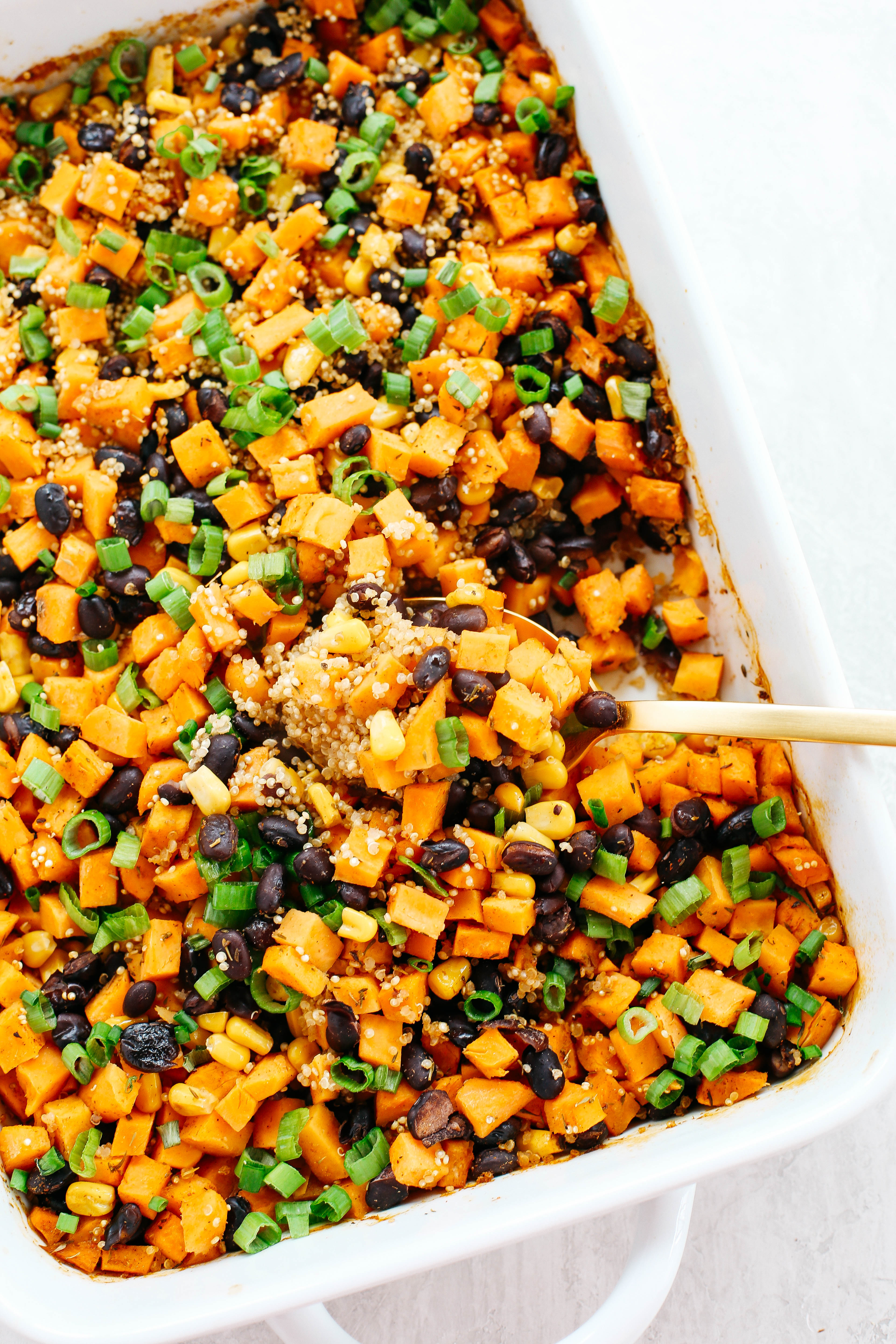 This Sweet Potato & Black Bean Quinoa Bake is healthy and delicious with all your favorite Mexican flavors easily baked together in a single casserole dish! #glutenfree #dairyfree #vegan #mealprep