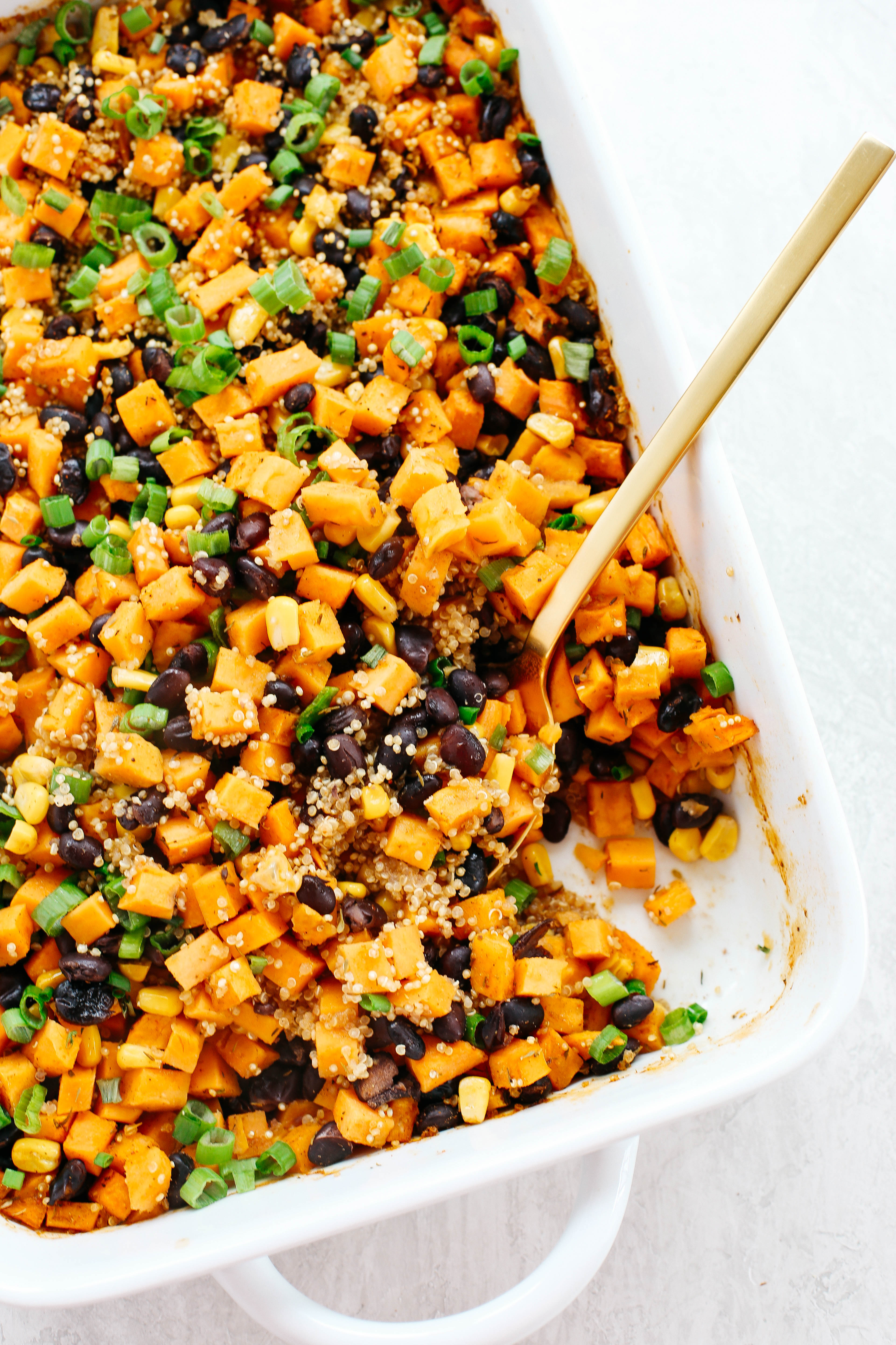 This Sweet Potato & Black Bean Quinoa Bake is healthy and delicious with all your favorite Mexican flavors easily baked together in a single casserole dish! #glutenfree #dairyfree #vegan #mealprep