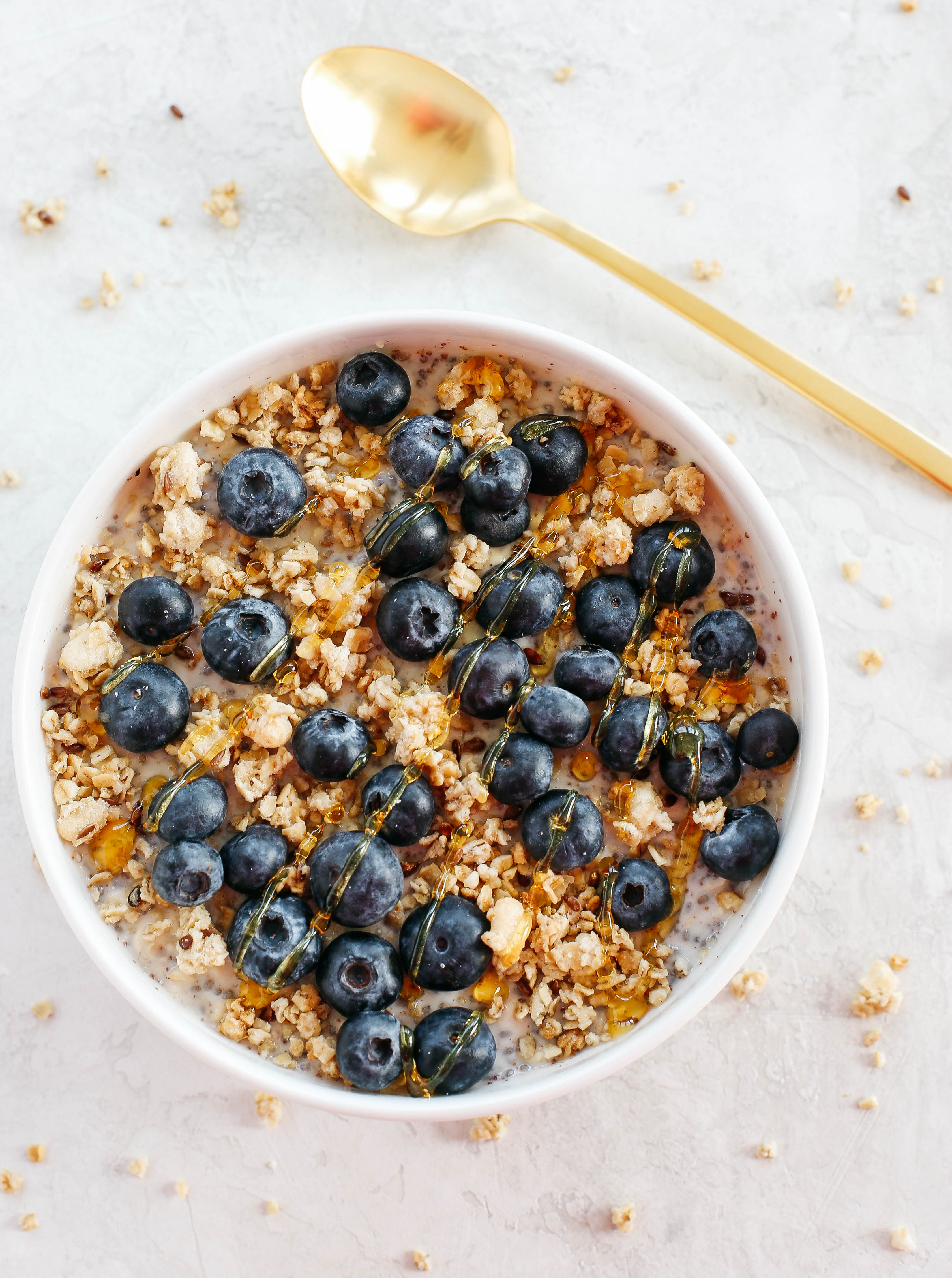 Blueberry and Granola Overnight Oats easily made in just minutes the night before giving you a deliciously healthy breakfast as soon as you wake up!