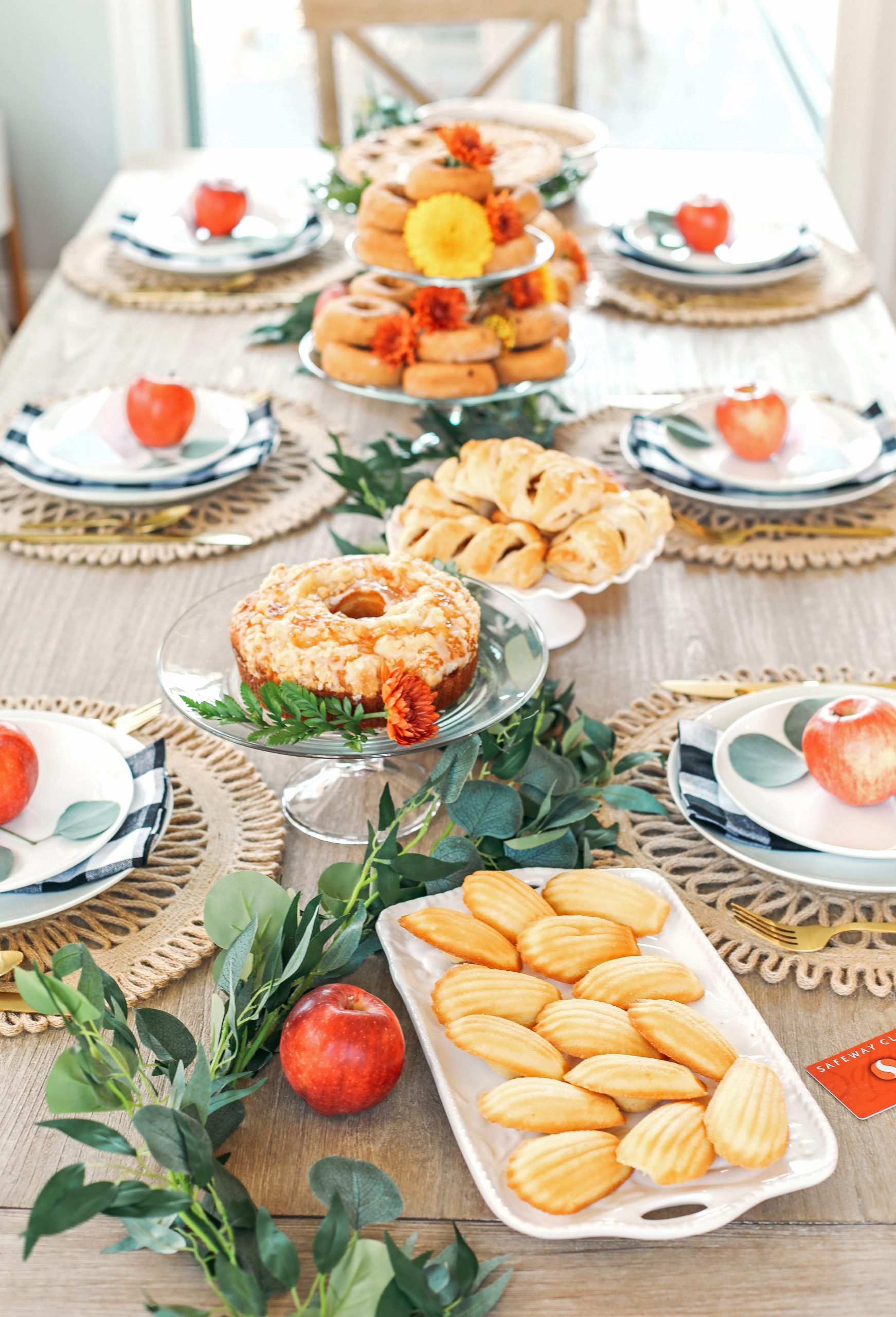 Whether hosting family this holiday or throwing together a quick brunch, here are some fun tips for creating a beautiful fall-inspired table!