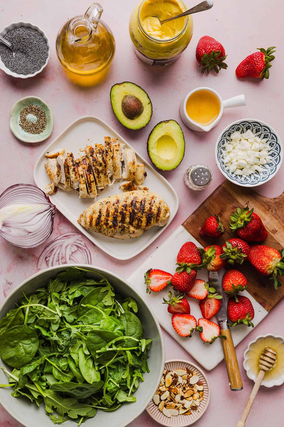 Cette salade de poulet aux fraises et aux graines de pavot est fraîche, savoureuse et parfaite pour le printemps et l'été ! Préparée avec des fraises juteuses, du poulet tendre, des garnitures croustillantes et la MEILLEURE vinaigrette aux graines de pavot.