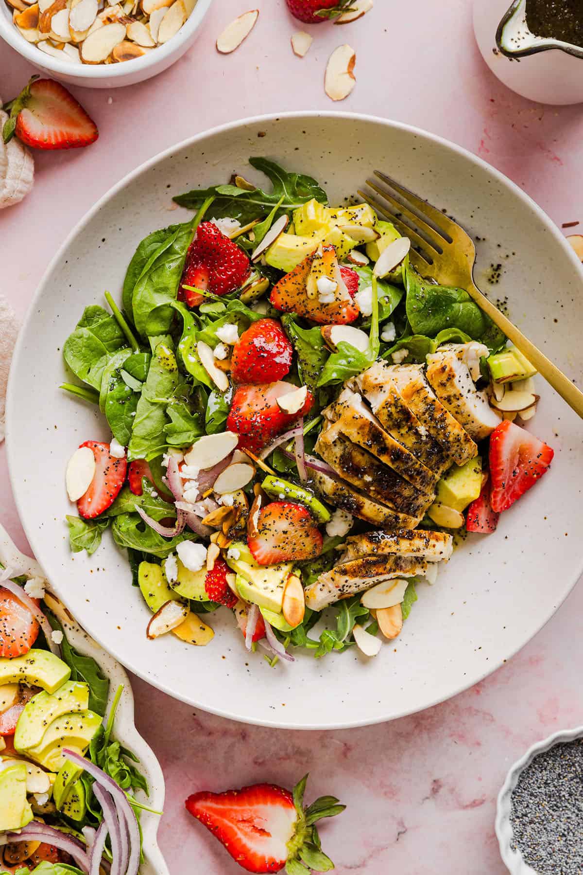 Cette salade de poulet aux fraises et aux graines de pavot est fraîche, savoureuse et parfaite pour le printemps et l'été ! Préparée avec des fraises juteuses, du poulet tendre, des garnitures croustillantes et la MEILLEURE vinaigrette aux graines de pavot.