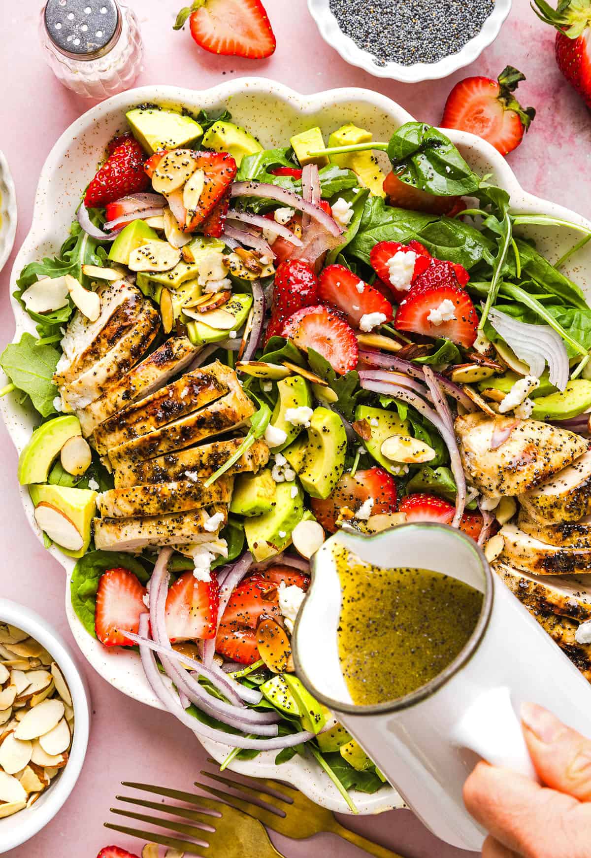 Cette salade de poulet aux fraises et aux graines de pavot est fraîche, savoureuse et parfaite pour le printemps et l'été ! Préparée avec des fraises juteuses, du poulet tendre, des garnitures croustillantes et la MEILLEURE vinaigrette aux graines de pavot.