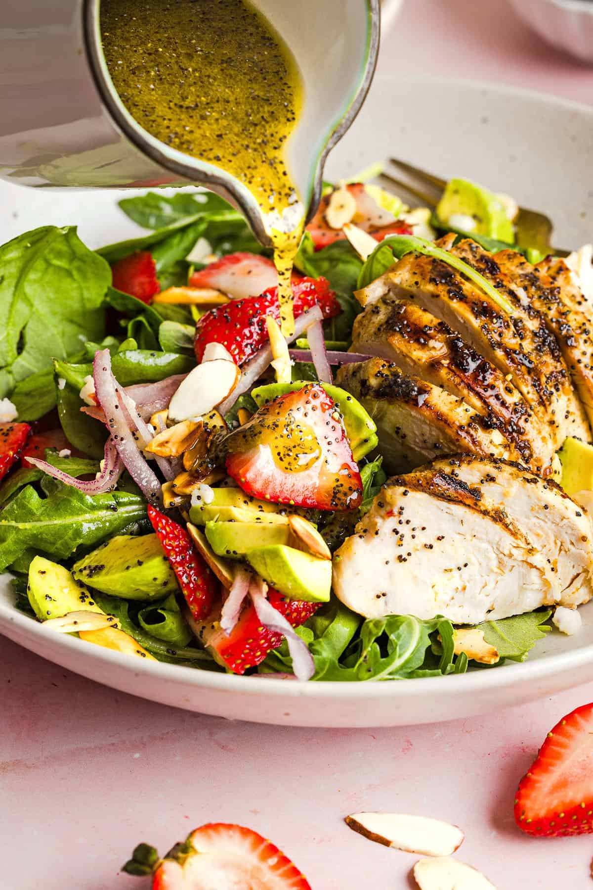 Cette salade de poulet aux fraises et aux graines de pavot est fraîche, savoureuse et parfaite pour le printemps et l'été ! Préparée avec des fraises juteuses, du poulet tendre, des garnitures croustillantes et la MEILLEURE vinaigrette aux graines de pavot.