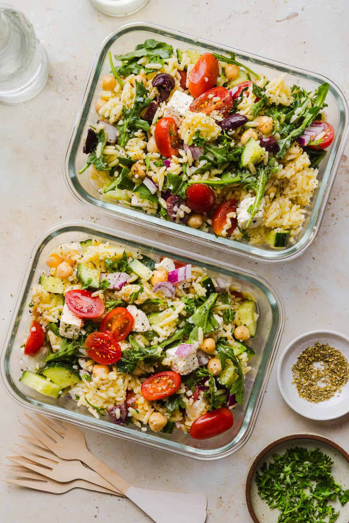 Cette salade d'orzo grec est remplie de légumes frais.